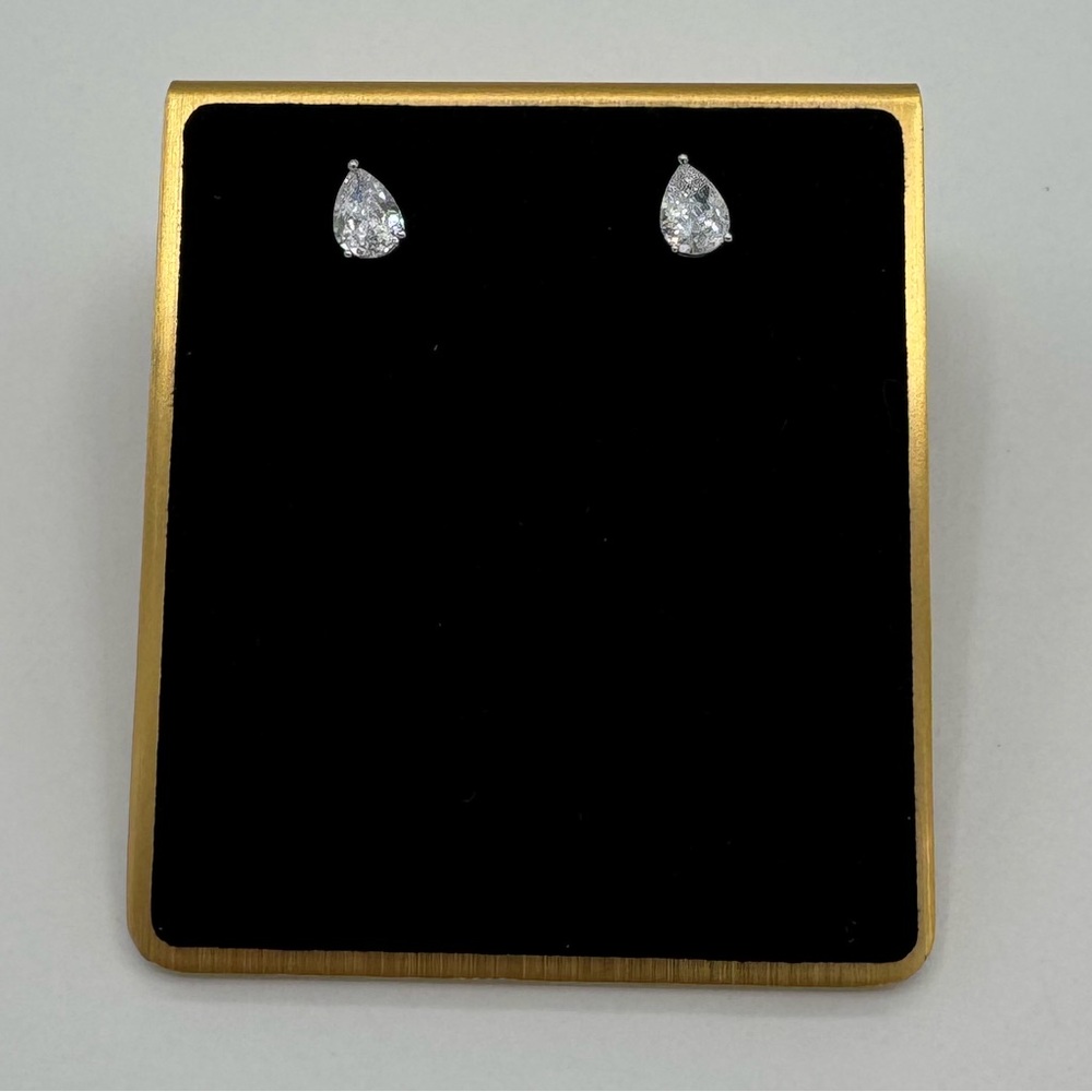 18k 0.75ct  Pear Cut Studs - Picture 8 of 13